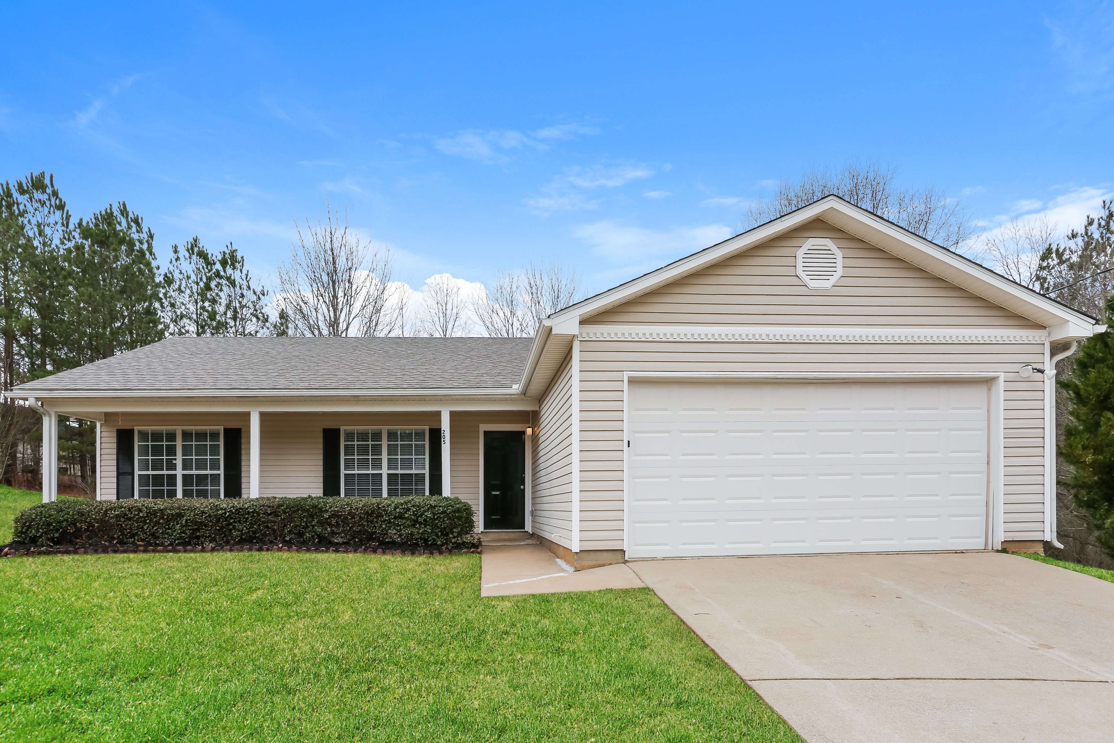 3 Bedroom House – 205 Fairclift Dr, Covington, GA 30016