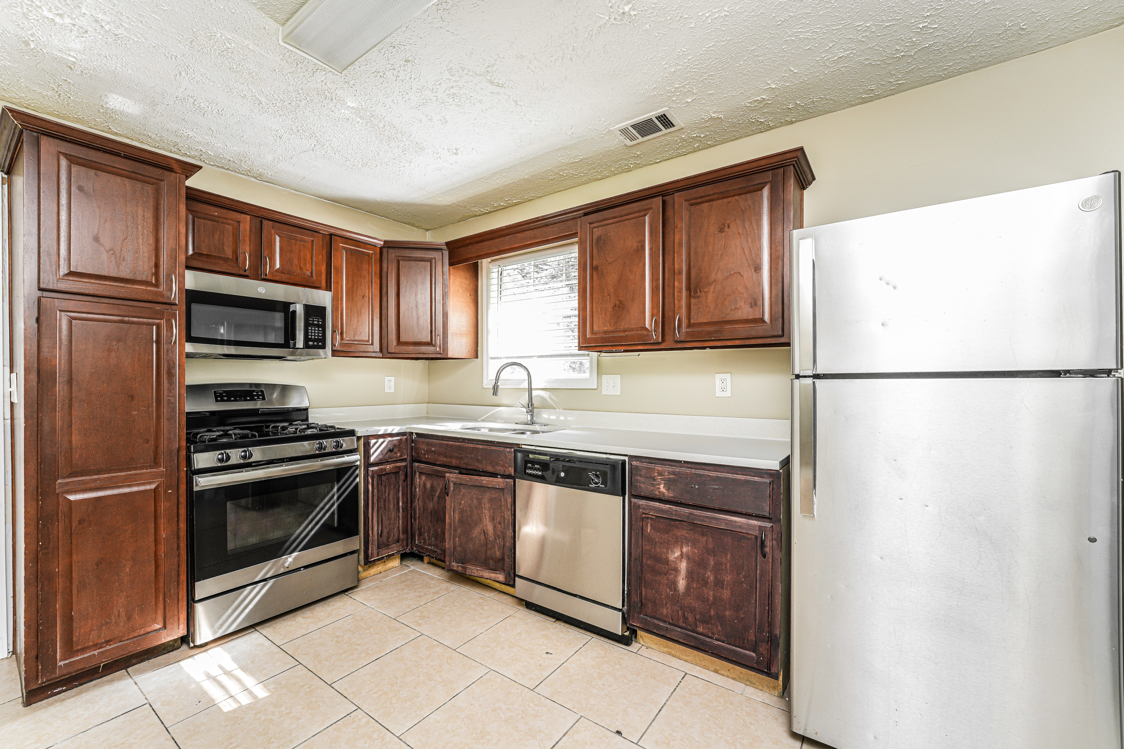 2568 CREEK TERR SNELLVILLE, GA 30078