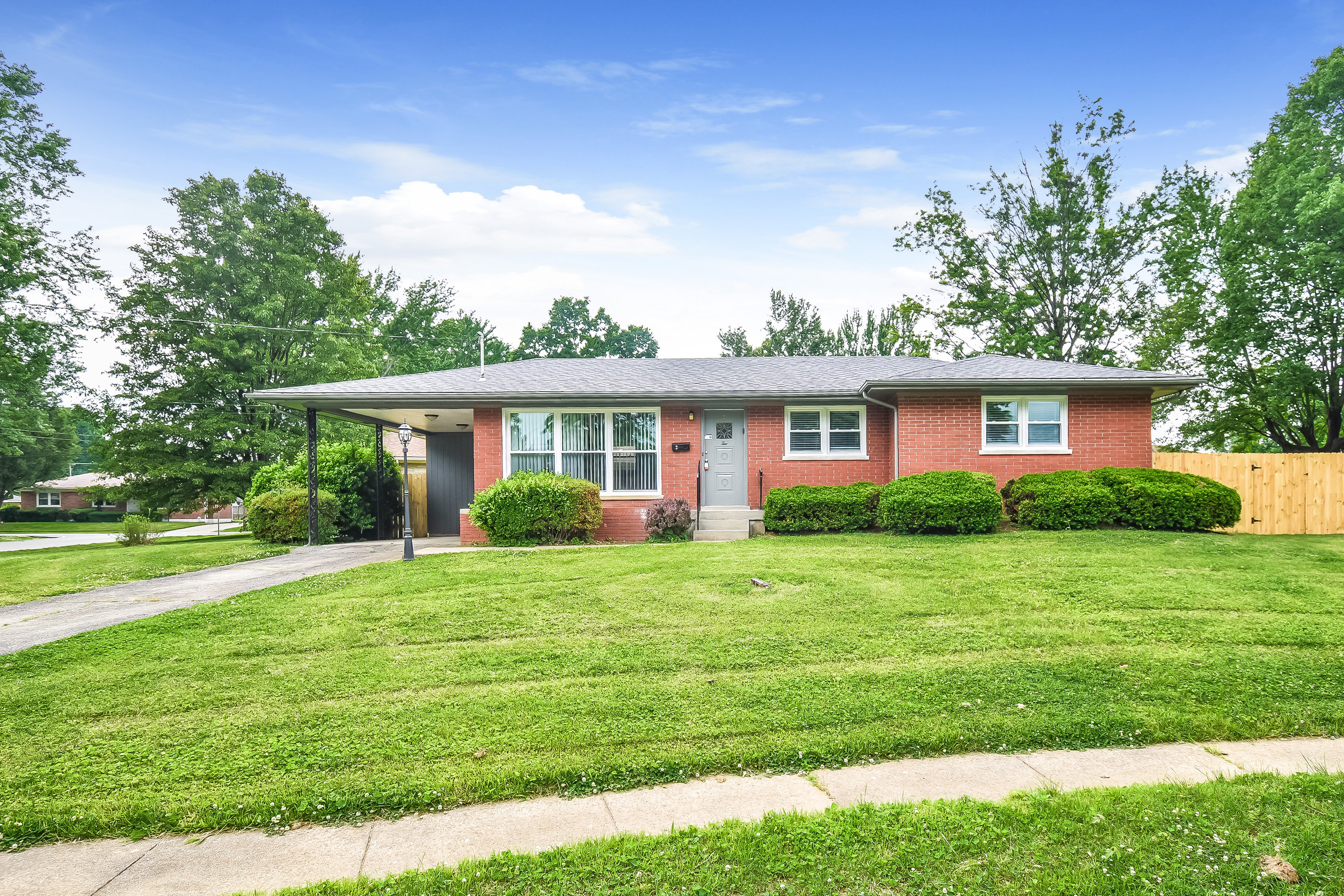 2 Addison Ct Louisville, KY 40216