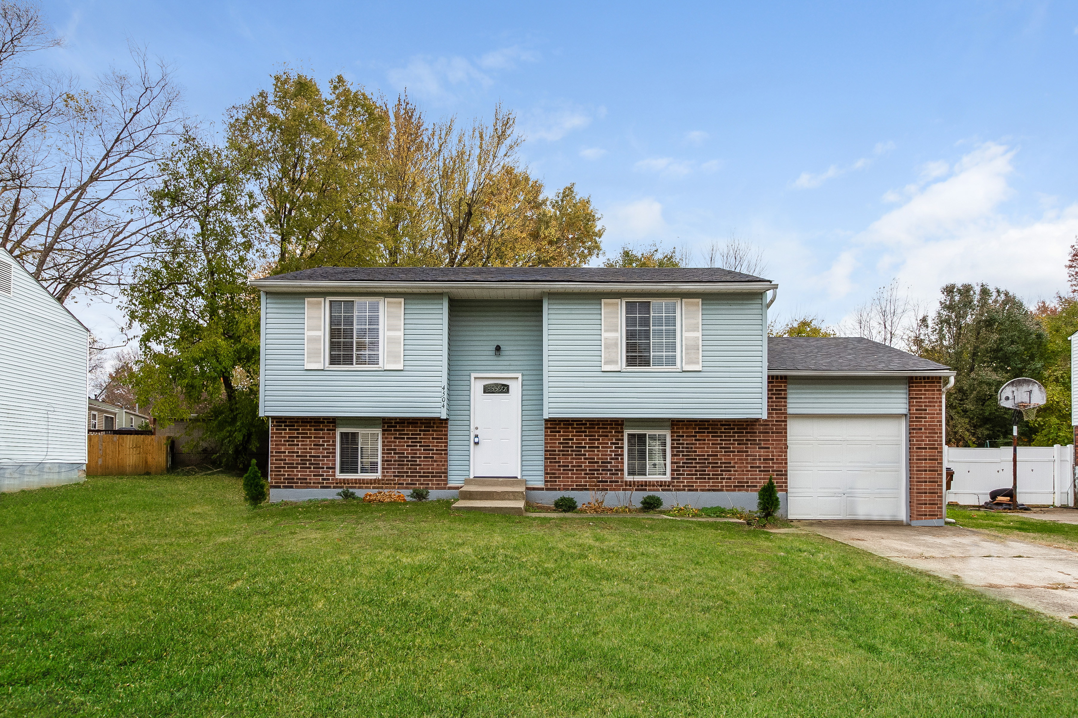 4504 Lunenburg Dr Louisville, KY 40245