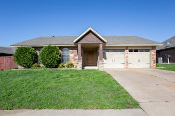 809 S Silver Leaf Dr Moore, OK 73160