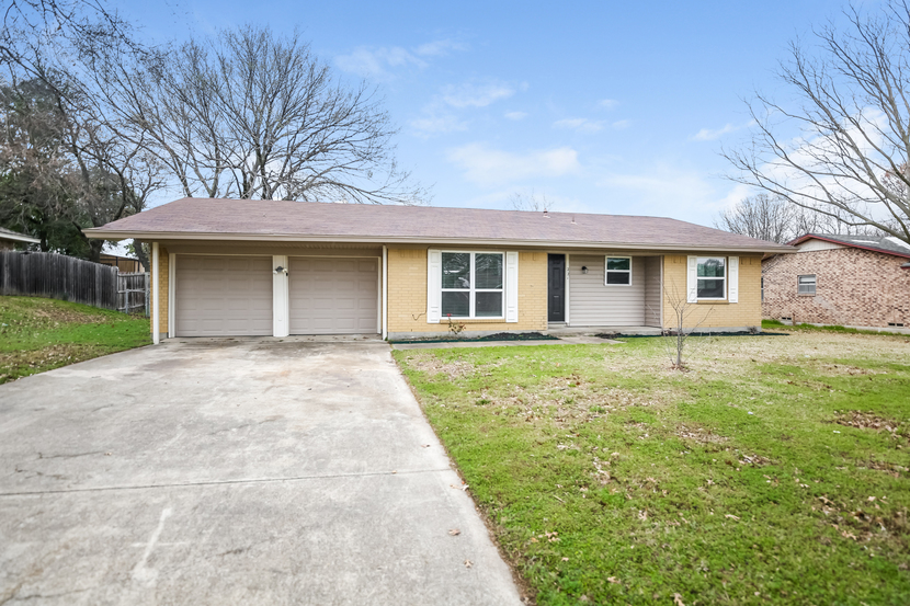 221 Highridge Dr DeSoto, TX 75115