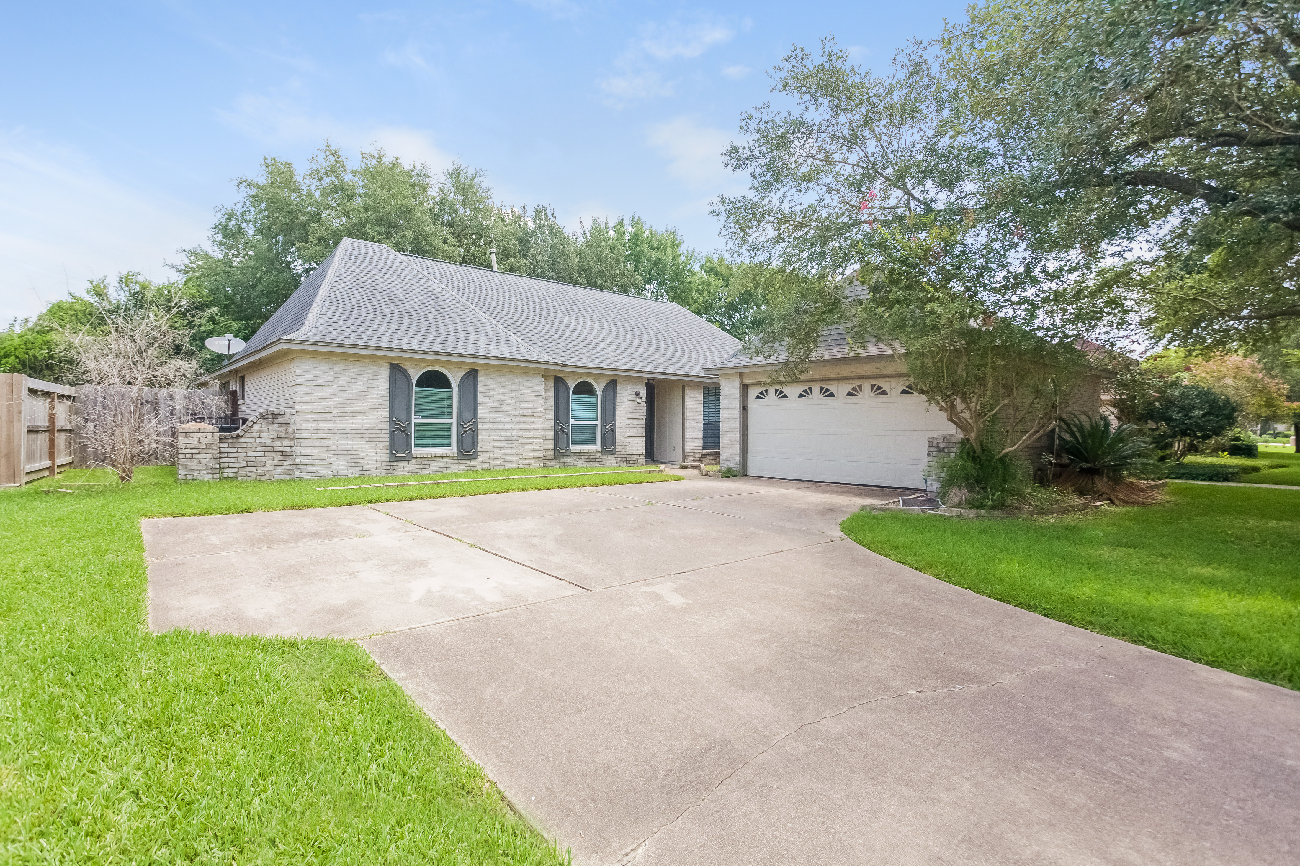 3 Bedroom House – 15514 Cabildo Dr, Houston, TX 77083