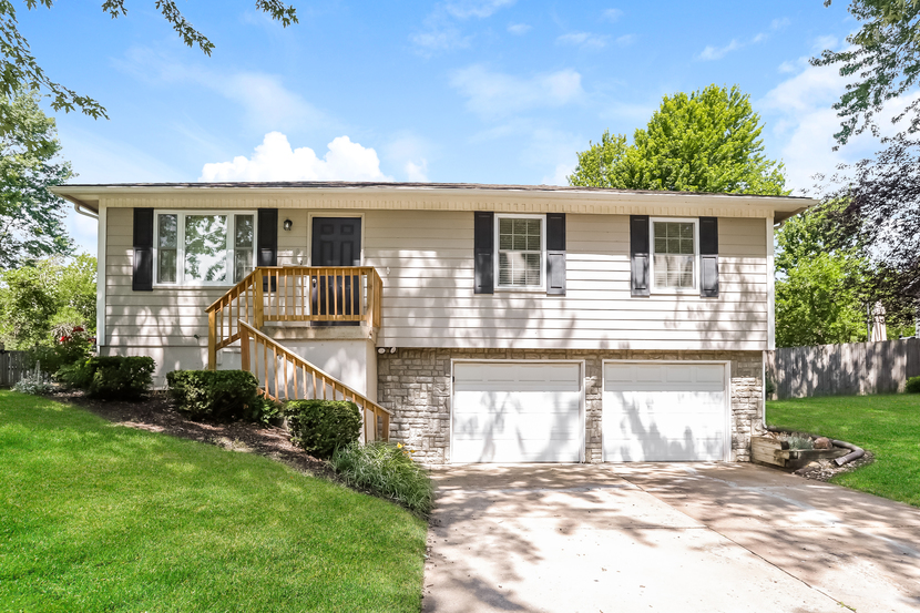 408 SE JACKSON ST LEES SUMMIT, MO 64063