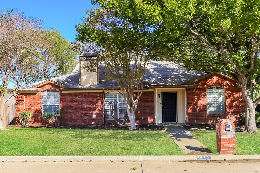 1015 Flower Dr Arlington, TX 76017