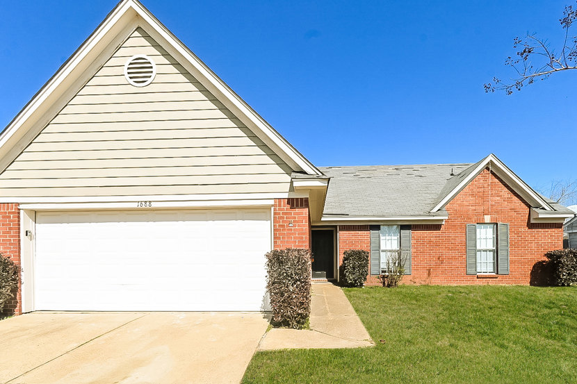 1688 Sarah Ann Dr W Southaven, MS 38671