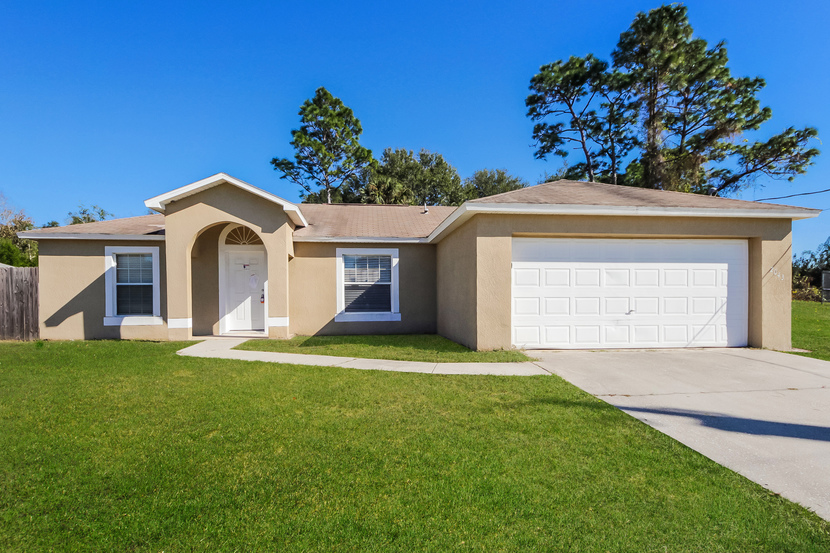2043 Glendale Blvd Mims, FL 32754