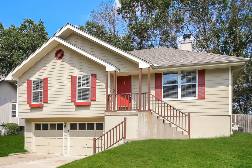 933 NE Bristol Dr Lees Summit, MO 64086