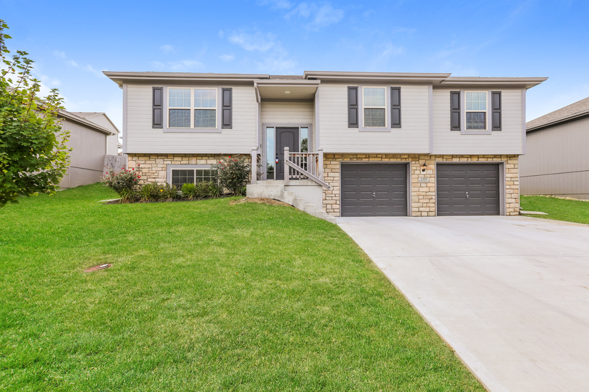1309 NW Hilltop DR Grain Valley, MO 64029