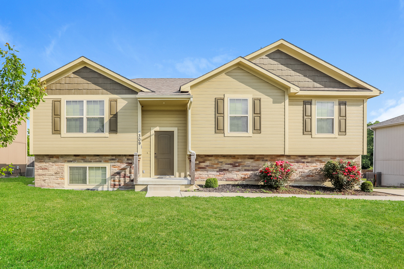 410 Golfview Dr Pleasant Hill, MO 64080