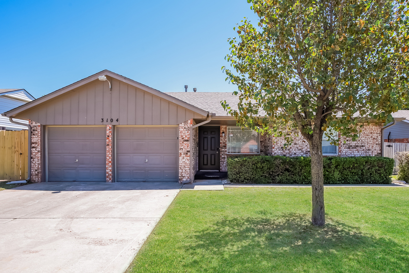 3104 SAINT JOHN AVE MOORE, OK 73160