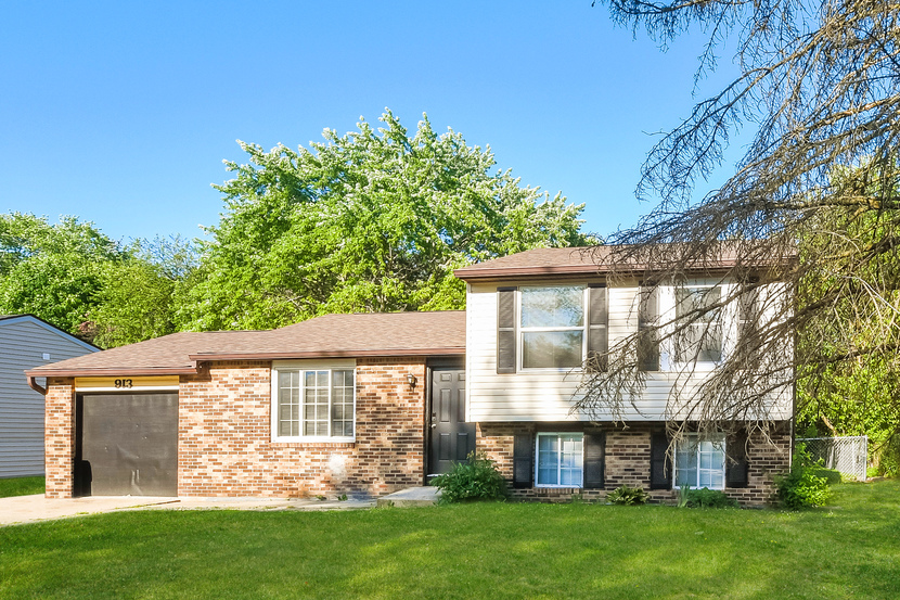 913 Woodlark Dr Indianapolis, IN 46229