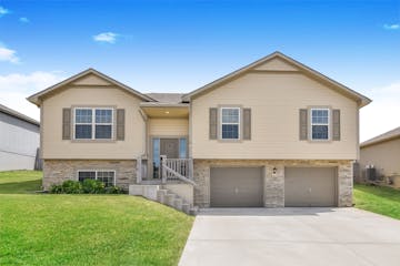 1309 NW High View Dr Grain Valley, MO 64029